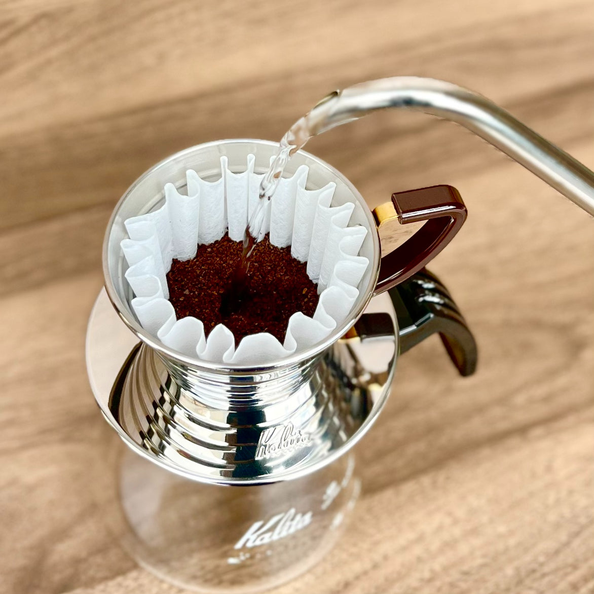 フィルターを使ってコーヒーを抽出する様子